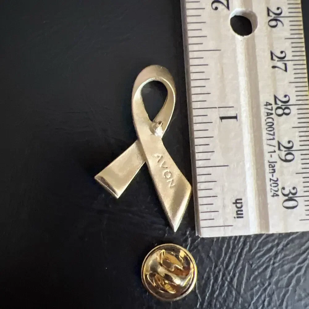 New in Original Box AVON 2000 PINK Rhinestone RIBBON Gold Tone PIN Breast Cancer